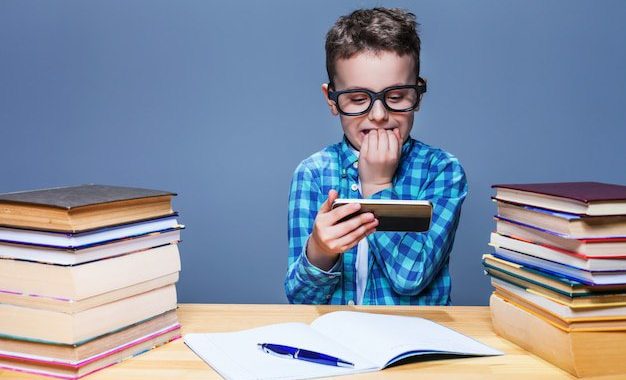 Мобил телефон ўқувчи учун зарарми?